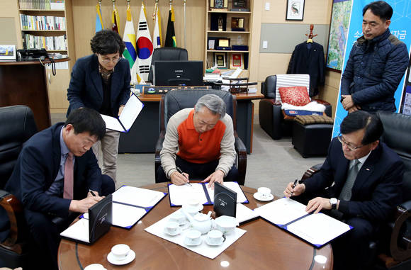 하동군과 NH농협은행, 경남은행이 지역소상공인을 지원하는 업무협약을 체결하고 있다. ⓒ 하동군