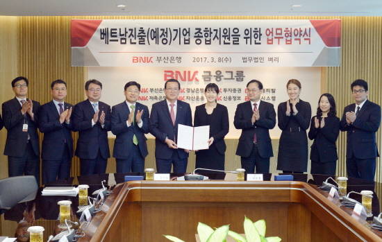 3월8일 부산은행 본점에서 BNK부산은행 홍성표 부행장(사진 왼쪽에서 5번째)과 법무법인 벼리 이수정 대표 변호사(사진 왼쪽 6번째)및 관계자들이 '베트남 진출(예정)기업 종합지원을 위한 업무협약식'을 가졌다. ⓒ BNK금융그룹