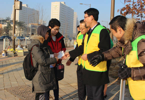 학교 폭력 예방 전단을 나눠주고 있는 오인성 나주교육장(우측 2번째). =나주교육지원청
