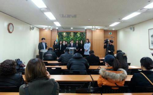 부천몬테소리 어린이집에서 발생한 부실 급식 논란과 관련해 학부모들이 집단소송 기자회견을 진행하고 있다. ⓒ 예담