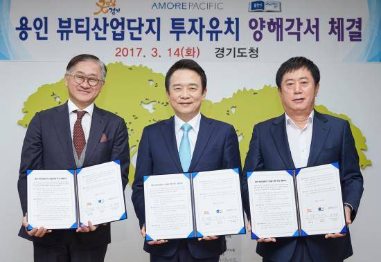 (왼쪽부터)서경배 아모레퍼시픽그룹 회장, 남경필 경기도지사, 정찬민 용인시장. ⓒ 아모레퍼시픽