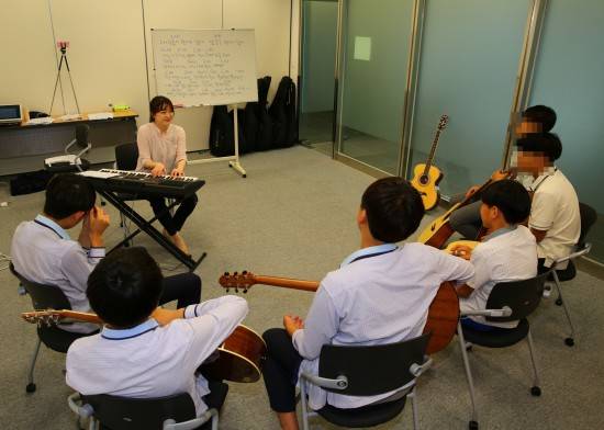 GS칼텍스가 지난해 실시했던 '마음톡톡'에서 청소년들이 악기연주수업을 받고 있다. ⓒ GS칼텍스