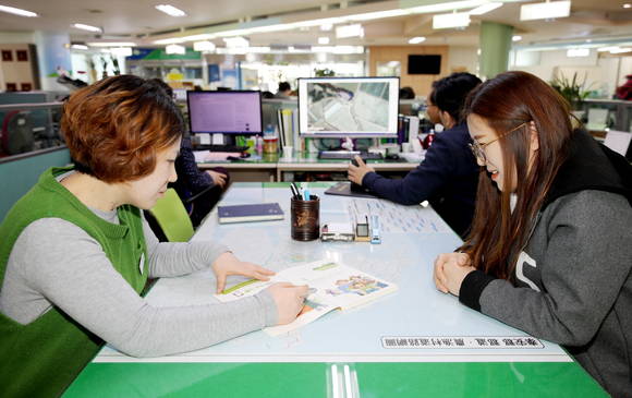 도시민유치팀의 민원 상담 모습 ⓒ 태안군