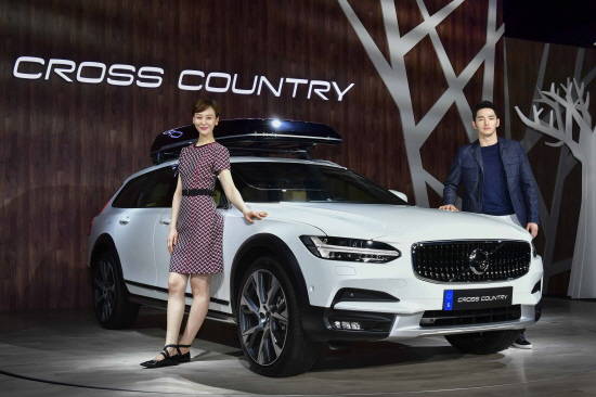 볼보차가 국내에 마지막으로 선보이는 '90 클러스터 기반' 플래그십 '크로스 컨트리'는 세단과 SUV 장점을 결합한 '스웨디시 라이프스타일러(Swedish Lifestyler)' 콘셉트 크로스오버 모델이다. ⓒ 볼보자동차