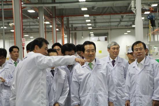 정세균 국회의장단이 남성우 한화큐셀 대표이사(왼쪽)으로부터 태양광 모듈 공정에 대한 설명을 듣고 있다. ⓒ 한화큐셀