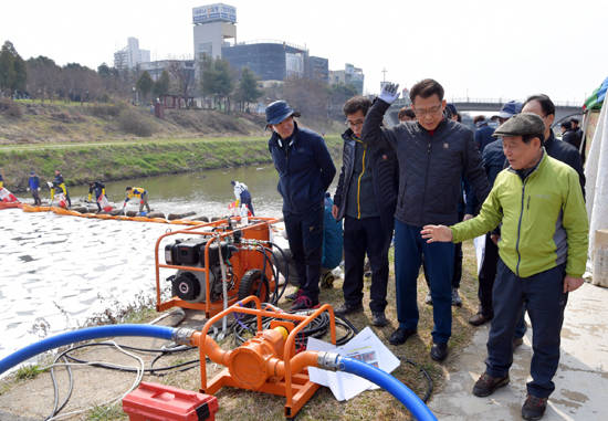 윤장현 광주광역시장이 26일 오전 광산구 하남3교 인근 풍영정천의 수질 오염 현장을 방문했다. ⓒ광주광역시