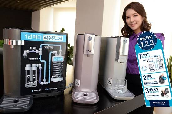 LG전자가 27일 직수관 교체, UV-LED 코크 살균 등 위생 관리를 대폭 강화한 새로운 정수기 유지관리 서비스 '토탈케어 1.2.3'을 선보였다. ⓒ LG전자