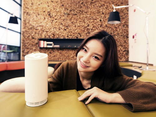 모델이 SK텔레콤의 AI 스피커 '누구'를 소개하고 있다. '누구'는 음성인식을 통해 사물인터넷(IoT) 허브 역할을 할 수 있다. ⓒ SK텔레콤