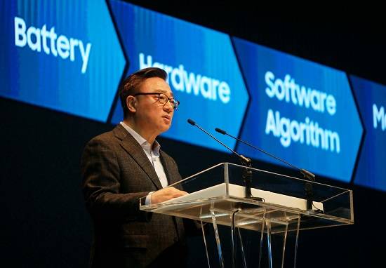 삼성전자가 27일 수거된 300만대의 갤럭시노트7을 리퍼폰으로 활용하겠다는 방침을 밝혔다. 사진은 고동진 삼성전자 사장. ⓒ 삼성전자