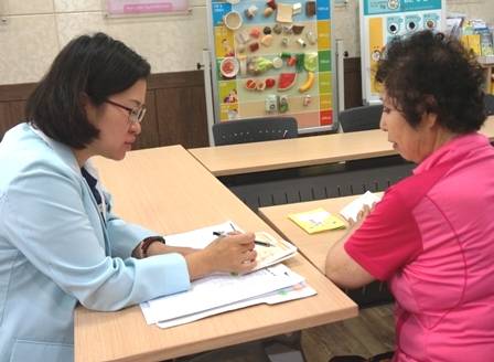 하남시 보건소 관계자가 주민대상 당뇨병 관리사업을 추진하고 있는 모습. ⓒ 하남시