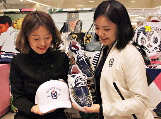 신세계센텀시티 6층 러셀르노 팝업스토어에서 고객들이 상품을 구경하고 있다. ⓒ 신세계 센텀시티