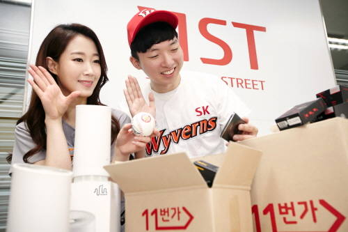 모델들이 SK텔레콤의 AI 기기 '누구'에 새로 추가된 쇼핑 및 프로야구 정보 알림 기능을 시연하고 있다. ⓒ SK텔레콤