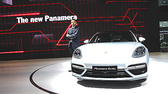 엔진과 변속기를 완전히 재설계해 새롭게 출시한 신형 파나메라는 포르쉐 디자인 아이콘 '911 스타일'과 연계된 특유 플라이라인으로 더욱 세련되고 역동적인 실루엣을 갖췄다. ⓒ 포르쉐 코리아