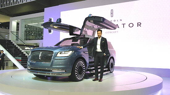 최첨단 편의사양 및 안전기술에 혁신적 디자인이 더해진 링컨 내비게이터 콘셉트는 럭셔리 세일링 보트에서 영감을 받은 차제 디자인과 날개를 펼치 듯 열리는 파워 걸-윙 도어가 눈길을 사로잡기에 충분했다. ⓒ 포드 코리아