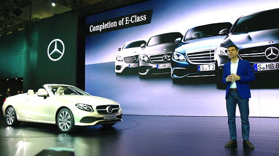 클래식한 패브릭 소프트 탑과 감각적인 디자인의 결합 및 최신 기술을 기반으로 한 E-클래스 카브리올레는 쾌적하고 안전한 오픈 주행을 돕는 벤츠만의 혁신 기술인 에어캡 및 에어스카프 기능이 탑재되면서 계절에 상관없이 어느 때나 오픈 주행을 즐길 수 있다. ⓒ 프라임경제