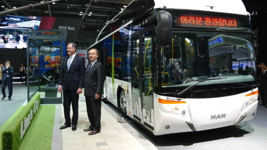 새롭게 선보인 MAN 라이온스시티 천연가스 저상버스는 유럽 프리미엄 버스 특유 감성 품질과 디자인을 갖췄으며, 승객과 운전자는 물론 환경까지 배려한 편안하고 효율적인 도심형 버스 모델이다. ⓒ 프라임경제