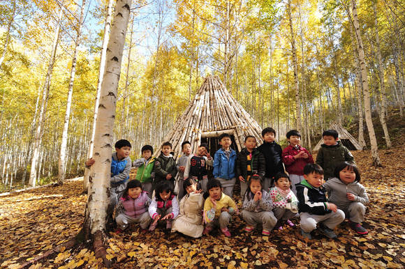 유아숲체험원에 참여한 아이들이 기념찰영을 하고있다. ⓒ 산림청