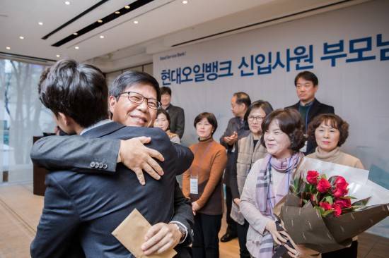 현대오일뱅크는 새로 입사한 직원들의 첫 월급을 봉투에 담아 부모님께 감사의 마음으로 전달하는 행사를 7년째 이어오고 있어요. ⓒ 현대오일뱅크