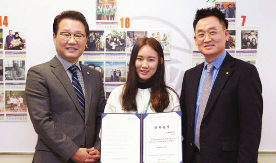 지난 2016년 2월 진행된 푸르덴셜 장학생들에게 장학금을 전달하는 모습이예요. ⓒ 푸르덴셜생명