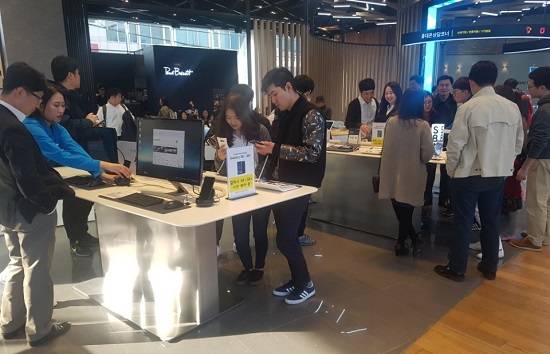 삼성 갤럭시S8 체험존. 왼쪽으로 덱스를 체험하는 모습도 보인다. ⓒ 프라임경제