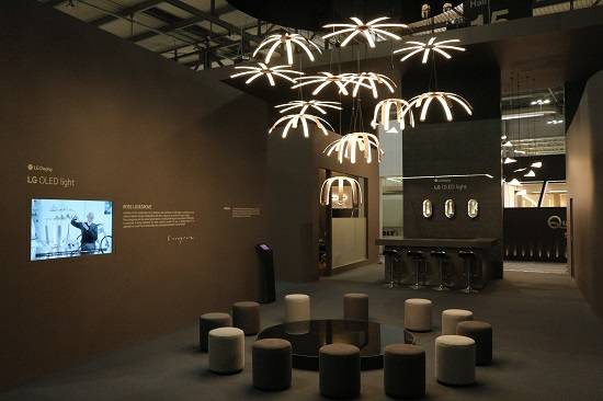 LG디스플레이가 이탈리아 밀라노에서 개최되는 '유로루체2017'를 통해 세계적인 산업디자이너 로스 러브그로브와의 협업제품 '메두사'를 공개하며 다채로운 디자인이 가능한 OLED조명의 우수성을 강조했다. ⓒ LG디스플레이