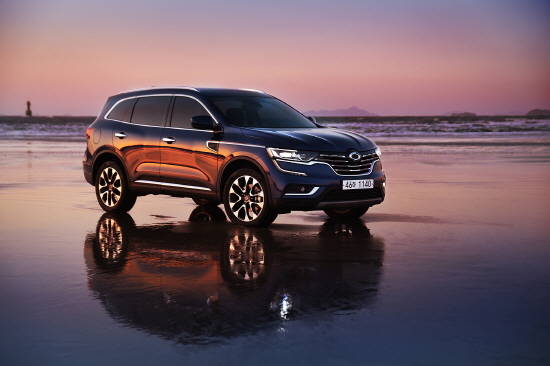 르노삼성이 새롭게 선보인 QM6 RE플러스 트림은 기존 RE트림을 대체하는 모델로, 40만원 상당의 전자식 파킹브레이크와 하이패스시스템이 기본 장착되면서 가격 인상 없이 이전 RE 트림 가격이 고스란히 적용된다. ⓒ 르노삼성자동차