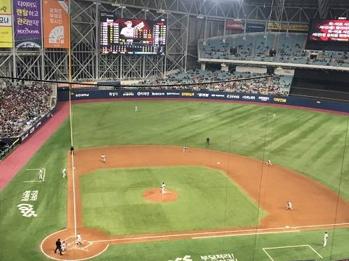 지난달 31일 고척 스카이돔에서 열린 2017 프로야구 개막전 장면. 넥센 히어로즈와 LG 트윈스 선수들이 경기를 하고 있다. = 박지혜 기자
