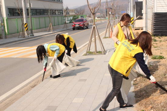 용인도시공사는 4일 처인구 모현면에 위치한 용인자연휴양림 진입로 2.2km구간을 대상으로 환경 정비 봉사활동을 실시했다. ⓒ 용인도시공사