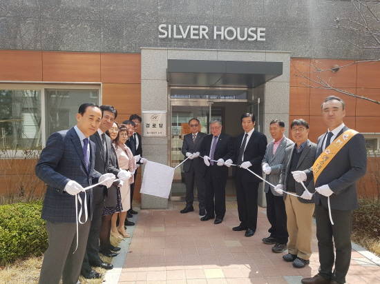 기흥구 서농동은 지난 4일 서천동 힐스테이트 아파트에서 주민과 어르신 등 70여명이 참석해 경로당 개소식을 가졌다. ⓒ 용인시