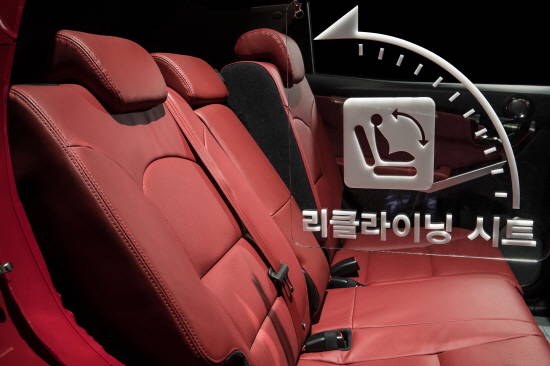 슈퍼비전 클러스터와 스티어링휠을 비롯해 새로운 소재와 패턴이 적용된 실내공간은 운전자 조작 편의를 극대화한 동시에 감성 품질도 한층 향상시켰다. ⓒ 쌍용자동차