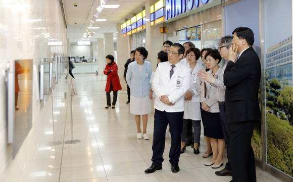 유병완 작가의 작품을 감상하고 있는 윤택림 전남대병원장 일행. ⓒ전남대병원