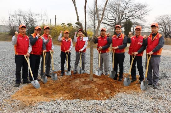 SK인천석유화학 구성원들이 5일 벚꽃동산 가꾸기 식목행사를 마친 후 기념촬영을 하고 있다. ⓒ SK인천석유화학