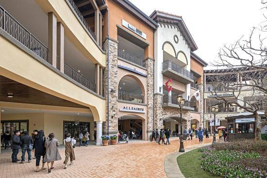 시흥 프리미엄 아울렛은 바다와 인접한 시흥의 지리적 특성을 고려해 스페인 해안가 마을 '까다께스'로 콘셉트를 정했다. ⓒ 신세계사이먼