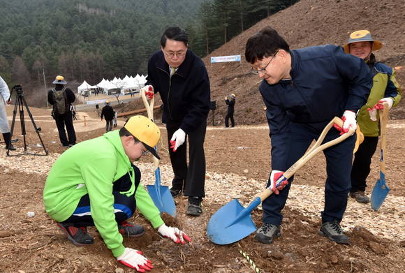 농식품부장관·산림청장·어린이 등 참여해 나무심기 행사를 하고있다. ⓒ 산림청