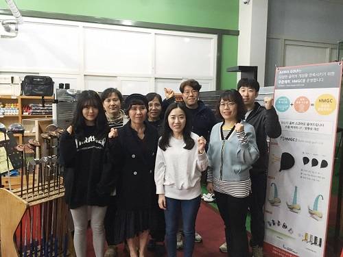 강경애 아화골프 대표가 임직원들과 매장에서 영업을 시작하기 전 파이팅을 외치고 있다. ⓒ 아화골프