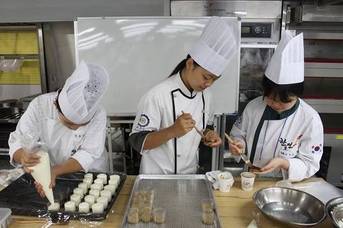 지난해 예비 파티쉐를 위한 체험학습에 참여한 학생들의 모습. ⓒ 한국호텔관광실용전문학교