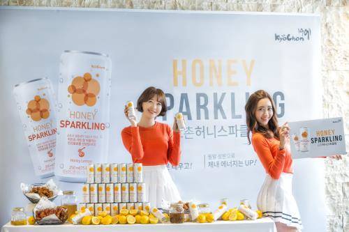 모델들이 교촌 허니 스파클링을 선보이고 있다. ⓒ 교촌치킨