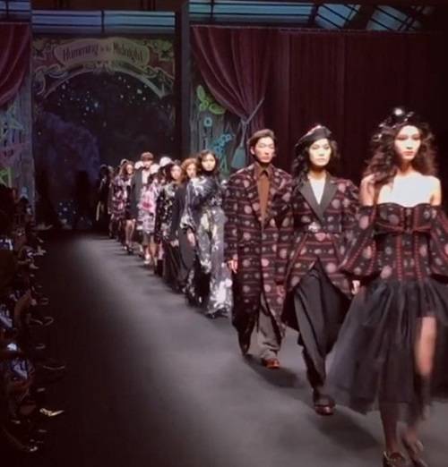 '2017 F/W 서울패션위크'에서 박윤수 디자이너가 이끄는 브랜드인 빅팍의 의상을 입은 모델들이 워킹을 하고 있다. ⓒ 국제패션디자인직업전문학교