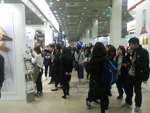 서울커피엑스포에 참가한 이들로 북적이고 있다. = 하영인 기자