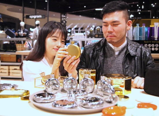 신세계 센텀시티 남성전문관 5층 아이졸라 매장에서 멋스러운 플라스크를 남성고객이 둘러보고 있다. ⓒ 신세계 센텀시티