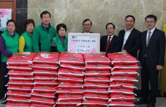 용인시 기흥구 구갈동의 물류업체 ㈜지산그룹에서 용인시새마을회 무료급식소에 사용해 달라며 쌀 20㎏짜리 50포를 기탁했다. ⓒ 용인시
