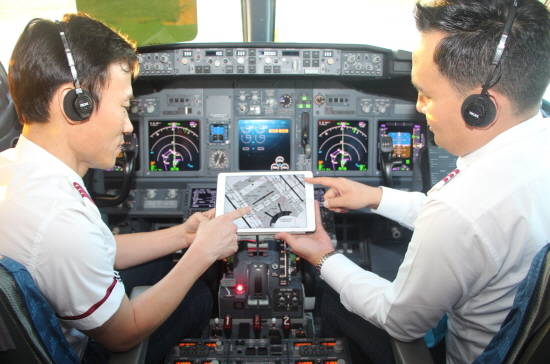 진에어가 국내 최초 종이 없는 조종실 구현에 본격 나선다. ⓒ 진에어