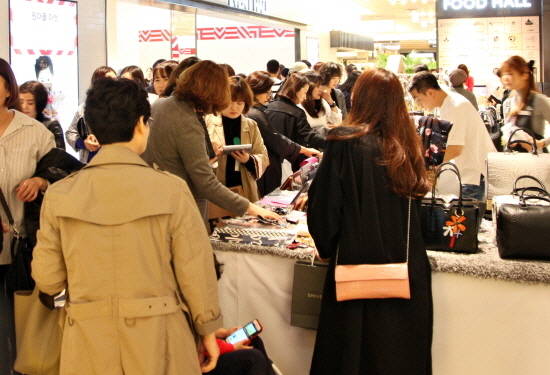 신세계 센텀시티는 입소문으로 유명세를 타고 있는 셀러들을 한데 모아 고객과 만남의 장을 여는 원더풀마켓을 백화점 지하1층 이벤트홀에서 신세계최초로 선보이고 있다. ⓒ 신세계 센텀시티