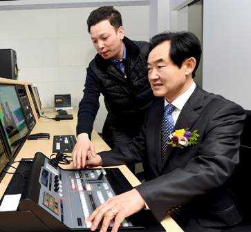 6일 안병용 의정부시장이 영상미디어센터 개관식에 참석해 시설을 둘러보고 있다. ⓒ 의정부시