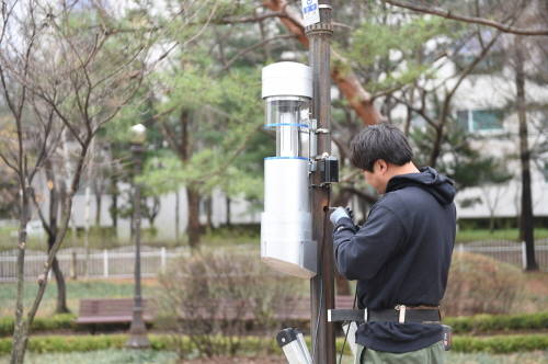 가로등 기둥에 LED 살충기를 설치하고 있는 모습. ⓒ 하남시