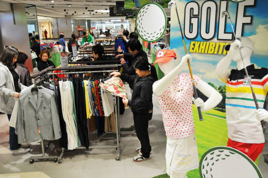 롯데백화점 홀인원 골프 의류 대전과 골프 클럽,용품 MEGA 박람회 모습. 2016년 자료사진. ⓒ 롯데백화점