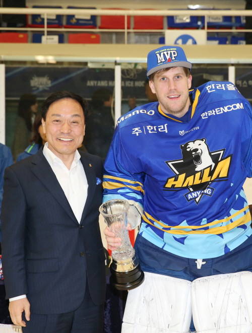 골리 맷 달튼 선수(오른쪽)와 이필운 안양시장. ⓒ 안양시