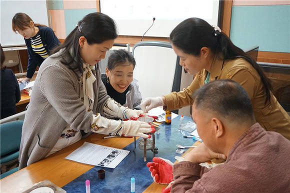 고체향수 만들기 체험을 하고 있는 담양고 학부모들. ⓒ 담양고