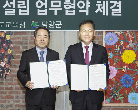 장만채 전남도교육감(우측)과 최형식 담양군수가 공립대안학교 설립을 위한 업무협약을 체결했다. ⓒ전남도교육청