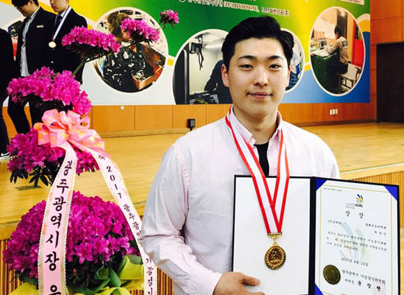 2017 광주광역시 기능경기대회 요리 부문에서 금상을 수상한 동아보건대학교 김상인 군. ⓒ동아보건대학교
